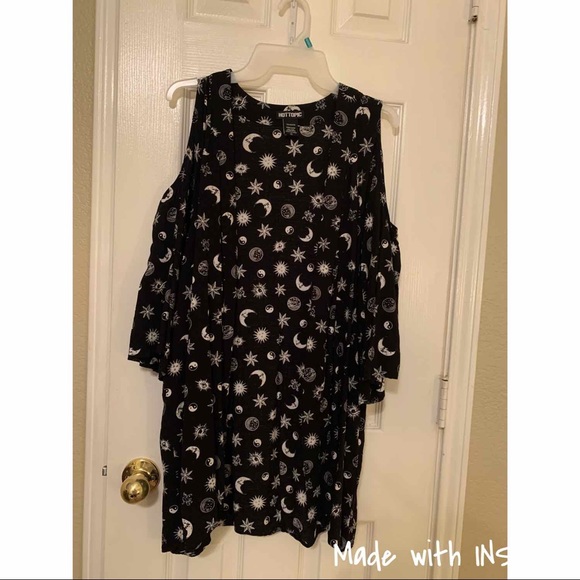 Hot Topic Tops - Hot Topic Cold Shoulder Cardigan